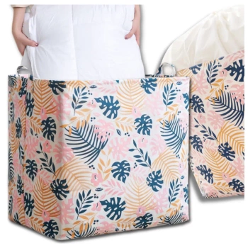 Koš na prádlo, kontejner na prádlo, uvázaný na hračky