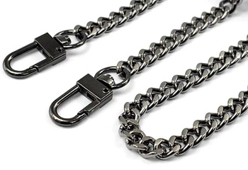 Dlouhý černý kovový řetízkový popruh na kabelku