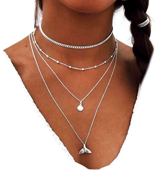 Náhrdelníky celebrit s krajkovým trojúhelníkem