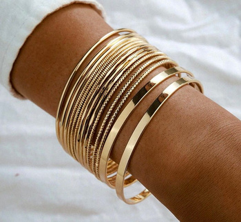 Náramek s nápisem I Love You More Cuff Bangle