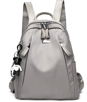 Dámský městský nepromokavý batoh šedé barvy s klíčenkou