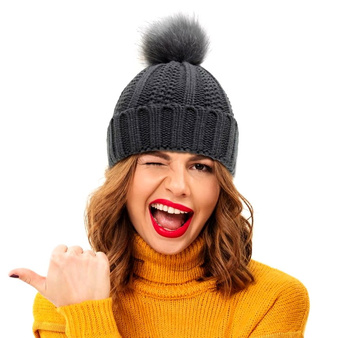 Dámská zateplená zimní čepice s bambulí