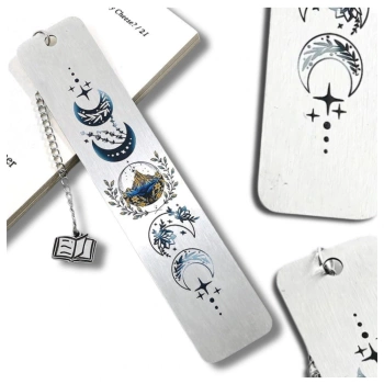 Stříbrná kovová záložka jako dárek k měsíci